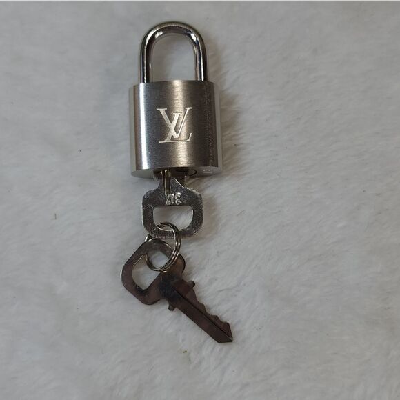 LV #317 LOCK AND 2 KEYS NWB Louis Vuitton Silver Lock and Keys #317 AUTHENTIC - Picture 6 of 13